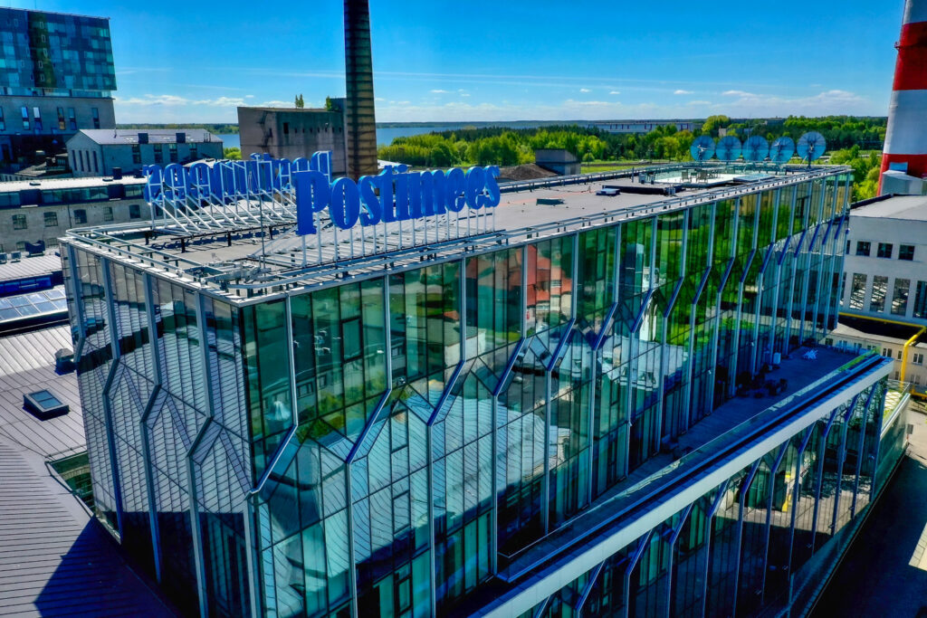 Eesti Meedia ja Postimehe klaasfassaadiga hoone Fahle kvartalis. Katusel on selgelt nähtav Postimehe logo.