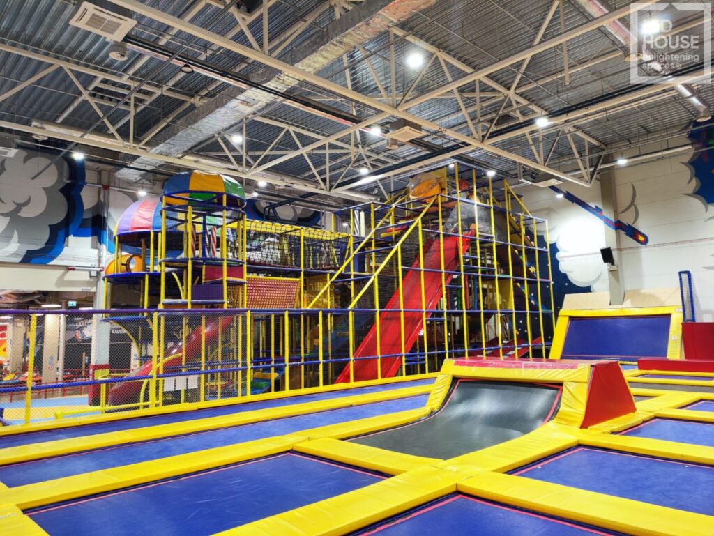 Skypark T1 suur sisemänguala trampoliinide ja mitmekorruselise ronimisrajaga. Värviküllaselt kujundatud rajatis.