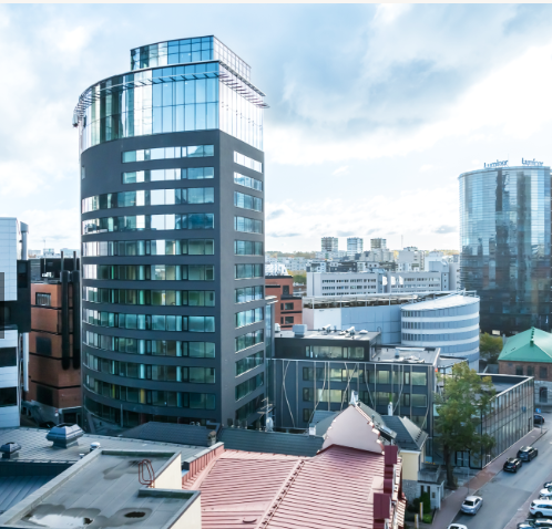 Maakri 23a kaasaegne klaasfassaadiga büroohoone vaade, ümbritsetud teistest kõrghoonetest.